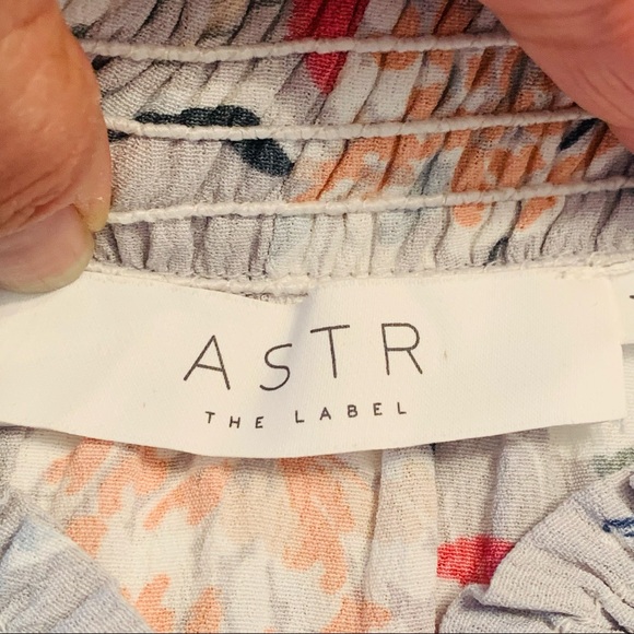 Astr The Label Floral Top in Gray with Off the Shoulder Styling sz M - Picture 10 of 12